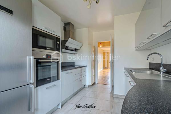 📍 Emplacement privilégié – exposition plein sud

Découvrez ce superbe appartement T4 de 83 m² situé au dernier étage d’une résidence calme.
Baigné de lumière grâce à son exposition plein sud, il offre un cadre de vie paisible et sans vis-à-vis.

L’entrée s’ouvre sur un spacieux séjour de 20 m² donnant accès à un grand balcon filant offrant une vue imprenable, également accessible depuis deux des trois chambres. Possibilité de créer un salon de 30 m2 en supprimant une chambre.
En face du salon, une cuisine moderne, aménagée et entièrement équipée vous permettra de profiter pleinement de l’espace de vie.

L’appartement dispose de trois belles chambres, d’une grande salle de bain, de WC séparés et de nombreux rangements pour un confort optimal.

Les prestations sont au rendez-vous :
	•	Double vitrage PVC de qualité
	•	Grande cave de plus de 10 m²
	•	Deux places de stationnement privatives et sécurisées

Un bien rare sur le secteur, idéal pour une famille ou un couple en quête d’espace et de tranquillité.
Coup de cœur garanti pour son calme, sa luminosité et sa vue dégagée !