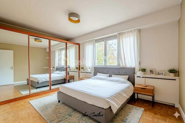 📍 Emplacement privilégié – exposition plein sud

Découvrez ce superbe appartement T4 de 83 m² situé au dernier étage d’une résidence calme.
Baigné de lumière grâce à son exposition plein sud, il offre un cadre de vie paisible et sans vis-à-vis.

L’entrée s’ouvre sur un spacieux séjour de 20 m² donnant accès à un grand balcon filant offrant une vue imprenable, également accessible depuis deux des trois chambres. Possibilité de créer un salon de 30 m2 en supprimant une chambre.
En face du salon, une cuisine moderne, aménagée et entièrement équipée vous permettra de profiter pleinement de l’espace de vie.

L’appartement dispose de trois belles chambres, d’une grande salle de bain, de WC séparés et de nombreux rangements pour un confort optimal.

Les prestations sont au rendez-vous :
	•	Double vitrage PVC de qualité
	•	Grande cave de plus de 10 m²
	•	Deux places de stationnement privatives et sécurisées

Un bien rare sur le secteur, idéal pour une famille ou un couple en quête d’espace et de tranquillité.
Coup de cœur garanti pour son calme, sa luminosité et sa vue dégagée !