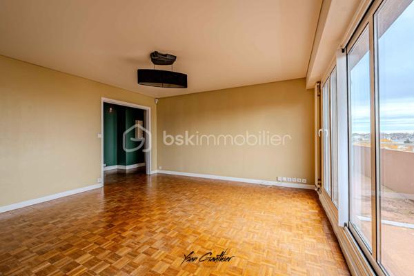 📍 Emplacement privilégié – exposition plein sud

Découvrez ce superbe appartement T4 de 83 m² situé au dernier étage d’une résidence calme.
Baigné de lumière grâce à son exposition plein sud, il offre un cadre de vie paisible et sans vis-à-vis.

L’entrée s’ouvre sur un spacieux séjour de 20 m² donnant accès à un grand balcon filant offrant une vue imprenable, également accessible depuis deux des trois chambres. Possibilité de créer un salon de 30 m2 en supprimant une chambre.
En face du salon, une cuisine moderne, aménagée et entièrement équipée vous permettra de profiter pleinement de l’espace de vie.

L’appartement dispose de trois belles chambres, d’une grande salle de bain, de WC séparés et de nombreux rangements pour un confort optimal.

Les prestations sont au rendez-vous :
	•	Double vitrage PVC de qualité
	•	Grande cave de plus de 10 m²
	•	Deux places de stationnement privatives et sécurisées

Un bien rare sur le secteur, idéal pour une famille ou un couple en quête d’espace et de tranquillité.
Coup de cœur garanti pour son calme, sa luminosité et sa vue dégagée !