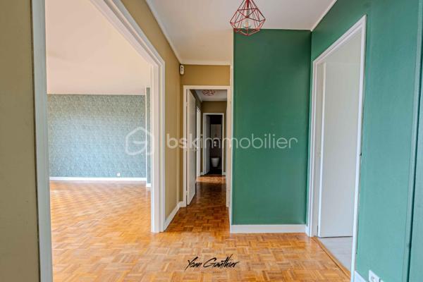 📍 Emplacement privilégié – exposition plein sud

Découvrez ce superbe appartement T4 de 83 m² situé au dernier étage d’une résidence calme.
Baigné de lumière grâce à son exposition plein sud, il offre un cadre de vie paisible et sans vis-à-vis.

L’entrée s’ouvre sur un spacieux séjour de 20 m² donnant accès à un grand balcon filant offrant une vue imprenable, également accessible depuis deux des trois chambres. Possibilité de créer un salon de 30 m2 en supprimant une chambre.
En face du salon, une cuisine moderne, aménagée et entièrement équipée vous permettra de profiter pleinement de l’espace de vie.

L’appartement dispose de trois belles chambres, d’une grande salle de bain, de WC séparés et de nombreux rangements pour un confort optimal.

Les prestations sont au rendez-vous :
	•	Double vitrage PVC de qualité
	•	Grande cave de plus de 10 m²
	•	Deux places de stationnement privatives et sécurisées

Un bien rare sur le secteur, idéal pour une famille ou un couple en quête d’espace et de tranquillité.
Coup de cœur garanti pour son calme, sa luminosité et sa vue dégagée !