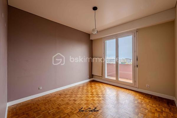 📍 Emplacement privilégié – exposition plein sud

Découvrez ce superbe appartement T4 de 83 m² situé au dernier étage d’une résidence calme.
Baigné de lumière grâce à son exposition plein sud, il offre un cadre de vie paisible et sans vis-à-vis.

L’entrée s’ouvre sur un spacieux séjour de 20 m² donnant accès à un grand balcon filant offrant une vue imprenable, également accessible depuis deux des trois chambres. Possibilité de créer un salon de 30 m2 en supprimant une chambre.
En face du salon, une cuisine moderne, aménagée et entièrement équipée vous permettra de profiter pleinement de l’espace de vie.

L’appartement dispose de trois belles chambres, d’une grande salle de bain, de WC séparés et de nombreux rangements pour un confort optimal.

Les prestations sont au rendez-vous :
	•	Double vitrage PVC de qualité
	•	Grande cave de plus de 10 m²
	•	Deux places de stationnement privatives et sécurisées

Un bien rare sur le secteur, idéal pour une famille ou un couple en quête d’espace et de tranquillité.
Coup de cœur garanti pour son calme, sa luminosité et sa vue dégagée !