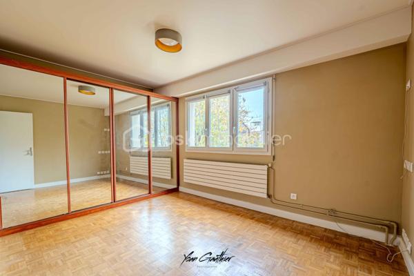 📍 Emplacement privilégié – exposition plein sud

Découvrez ce superbe appartement T4 de 83 m² situé au dernier étage d’une résidence calme.
Baigné de lumière grâce à son exposition plein sud, il offre un cadre de vie paisible et sans vis-à-vis.

L’entrée s’ouvre sur un spacieux séjour de 20 m² donnant accès à un grand balcon filant offrant une vue imprenable, également accessible depuis deux des trois chambres. Possibilité de créer un salon de 30 m2 en supprimant une chambre.
En face du salon, une cuisine moderne, aménagée et entièrement équipée vous permettra de profiter pleinement de l’espace de vie.

L’appartement dispose de trois belles chambres, d’une grande salle de bain, de WC séparés et de nombreux rangements pour un confort optimal.

Les prestations sont au rendez-vous :
	•	Double vitrage PVC de qualité
	•	Grande cave de plus de 10 m²
	•	Deux places de stationnement privatives et sécurisées

Un bien rare sur le secteur, idéal pour une famille ou un couple en quête d’espace et de tranquillité.
Coup de cœur garanti pour son calme, sa luminosité et sa vue dégagée !