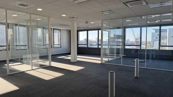 Bureaux à louer à Bordeaux avec vue sur les Bassins à Flot