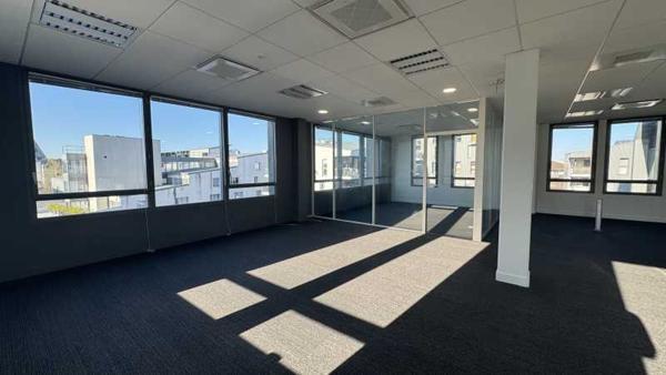Bureaux à louer à Bordeaux avec vue sur les Bassins à Flot