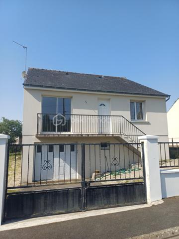 -Venez découvrir cette charmante maison sur sous-sol, idéale pour toute la famille, située à une dizaine de minutes à pied du centre-ville et à proximité immédiate des transports scolaires.
-Elle se compose d'une entrée menant à un séjour de plus de 27 m2, d'une cuisine aménagée et équipée très propre et au gout du jour.
-Un couloir desservant trois chambres dont une de plus de 13 m2, d'un toilette et une salle d'eau.
-Vous apprécierez également son sous-sol complet de 85 m2, idéal pour un atelier, garer son véhicule et l'aménagé.
-Les arrivées d'eau et l'électricité sont déjà disponibles, en plus de la cave.
-La maison est très propre et a été très bien entretenue.
-Au niveau confort, l'électricité a été refaite pour l'habitation, les huisseries sont récentes et le ravalement a été fait en 2015.
-Le tout est complété par un jardin de 795 m2 clos et arboré.
***A voir***