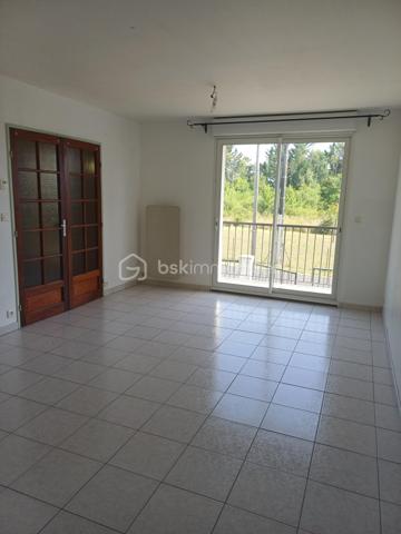 -Venez découvrir cette charmante maison sur sous-sol, idéale pour toute la famille, située à une dizaine de minutes à pied du centre-ville et à proximité immédiate des transports scolaires.
-Elle se compose d'une entrée menant à un séjour de plus de 27 m2, d'une cuisine aménagée et équipée très propre et au gout du jour.
-Un couloir desservant trois chambres dont une de plus de 13 m2, d'un toilette et une salle d'eau.
-Vous apprécierez également son sous-sol complet de 85 m2, idéal pour un atelier, garer son véhicule et l'aménagé.
-Les arrivées d'eau et l'électricité sont déjà disponibles, en plus de la cave.
-La maison est très propre et a été très bien entretenue.
-Au niveau confort, l'électricité a été refaite pour l'habitation, les huisseries sont récentes et le ravalement a été fait en 2015.
-Le tout est complété par un jardin de 795 m2 clos et arboré.
***A voir***