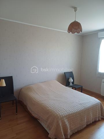 -Venez découvrir cette charmante maison sur sous-sol, idéale pour toute la famille, située à une dizaine de minutes à pied du centre-ville et à proximité immédiate des transports scolaires.
-Elle se compose d'une entrée menant à un séjour de plus de 27 m2, d'une cuisine aménagée et équipée très propre et au gout du jour.
-Un couloir desservant trois chambres dont une de plus de 13 m2, d'un toilette et une salle d'eau.
-Vous apprécierez également son sous-sol complet de 85 m2, idéal pour un atelier, garer son véhicule et l'aménagé.
-Les arrivées d'eau et l'électricité sont déjà disponibles, en plus de la cave.
-La maison est très propre et a été très bien entretenue.
-Au niveau confort, l'électricité a été refaite pour l'habitation, les huisseries sont récentes et le ravalement a été fait en 2015.
-Le tout est complété par un jardin de 795 m2 clos et arboré.
***A voir***