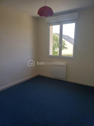 -Venez découvrir cette charmante maison sur sous-sol, idéale pour toute la famille, située à une dizaine de minutes à pied du centre-ville et à proximité immédiate des transports scolaires.
-Elle se compose d'une entrée menant à un séjour de plus de 27 m2, d'une cuisine aménagée et équipée très propre et au gout du jour.
-Un couloir desservant trois chambres dont une de plus de 13 m2, d'un toilette et une salle d'eau.
-Vous apprécierez également son sous-sol complet de 85 m2, idéal pour un atelier, garer son véhicule et l'aménagé.
-Les arrivées d'eau et l'électricité sont déjà disponibles, en plus de la cave.
-La maison est très propre et a été très bien entretenue.
-Au niveau confort, l'électricité a été refaite pour l'habitation, les huisseries sont récentes et le ravalement a été fait en 2015.
-Le tout est complété par un jardin de 795 m2 clos et arboré.
***A voir***