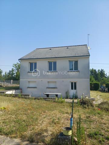 -Venez découvrir cette charmante maison sur sous-sol, idéale pour toute la famille, située à une dizaine de minutes à pied du centre-ville et à proximité immédiate des transports scolaires.
-Elle se compose d'une entrée menant à un séjour de plus de 27 m2, d'une cuisine aménagée et équipée très propre et au gout du jour.
-Un couloir desservant trois chambres dont une de plus de 13 m2, d'un toilette et une salle d'eau.
-Vous apprécierez également son sous-sol complet de 85 m2, idéal pour un atelier, garer son véhicule et l'aménagé.
-Les arrivées d'eau et l'électricité sont déjà disponibles, en plus de la cave.
-La maison est très propre et a été très bien entretenue.
-Au niveau confort, l'électricité a été refaite pour l'habitation, les huisseries sont récentes et le ravalement a été fait en 2015.
-Le tout est complété par un jardin de 795 m2 clos et arboré.
***A voir***