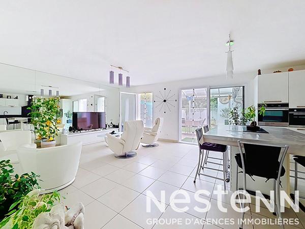 SAINT LAURENT DE MURE Centre Mairie - TYPE 6 duplex récent de 120 m²  comprenant 2 extérieurs 2 garages et 2 places privatives