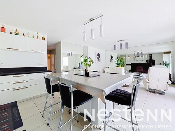 SAINT LAURENT DE MURE Centre Mairie - TYPE 6 duplex récent de 120 m²  comprenant 2 extérieurs 2 garages et 2 places privatives