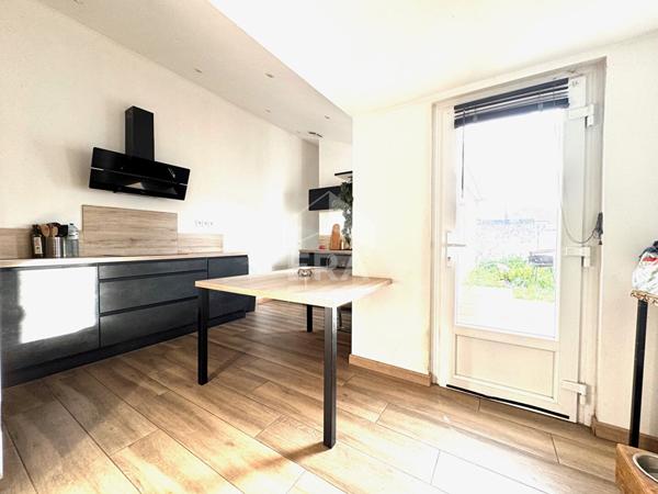 PONT A VENDIN MAISON DE VILLAGE RENOVEE AVEC PASSAGE SUR LE COTE ET BEAU JARDIN