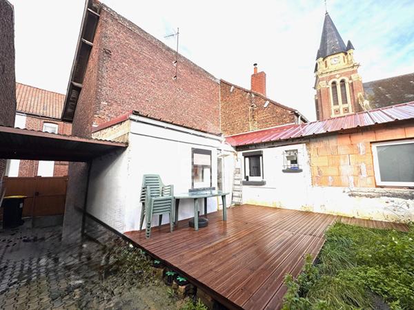 PONT A VENDIN MAISON DE VILLAGE RENOVEE AVEC PASSAGE SUR LE COTE ET BEAU JARDIN