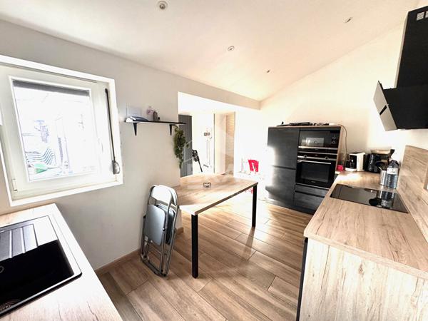 PONT A VENDIN MAISON DE VILLAGE RENOVEE AVEC PASSAGE SUR LE COTE ET BEAU JARDIN