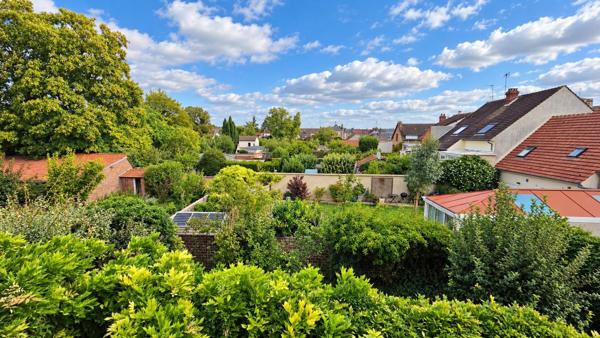 Un cocon de verdure et de calme, à deux pas de la gare et de toutes les commodités !