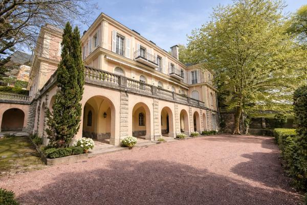 Biarritz – Élégance et prestige dans une demeure historique avec parc, piscine et tennis