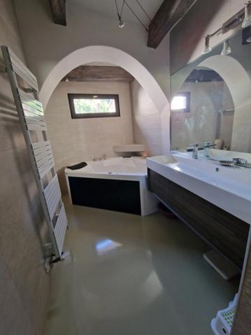 Propriete VILLA avec PISCINE et PARC vendre 8 pièces APT (84)