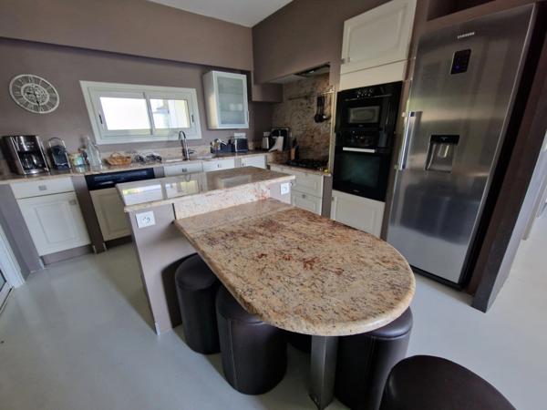 Propriete VILLA avec PISCINE et PARC vendre 8 pièces APT (84)