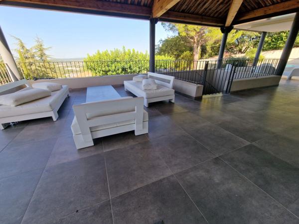 Propriete VILLA avec PISCINE et PARC vendre 8 pièces APT (84)