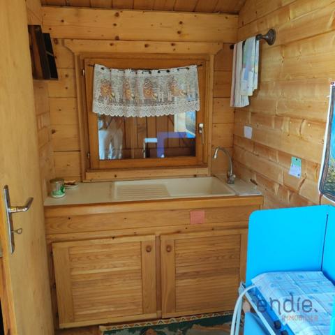 À vendre – Terrain constructible de 12,99 ares avec chalet à rénover