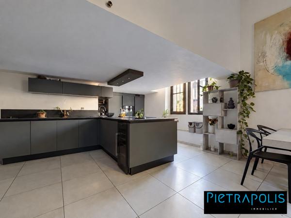 Appartement atypique de 100 m² au sol avec terrasse – Jusqu’à 2 chambres