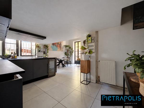 Appartement atypique de 100 m² au sol avec terrasse – Jusqu’à 2 chambres