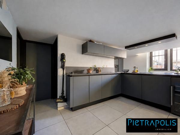 Appartement atypique de 100 m² au sol avec terrasse – Jusqu’à 2 chambres