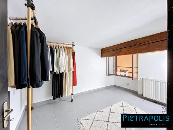 Appartement atypique de 100 m² au sol avec terrasse – Jusqu’à 2 chambres