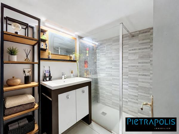 Appartement atypique de 100 m² au sol avec terrasse – Jusqu’à 2 chambres