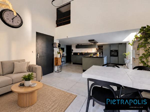 Appartement atypique de 100 m² au sol avec terrasse – Jusqu’à 2 chambres