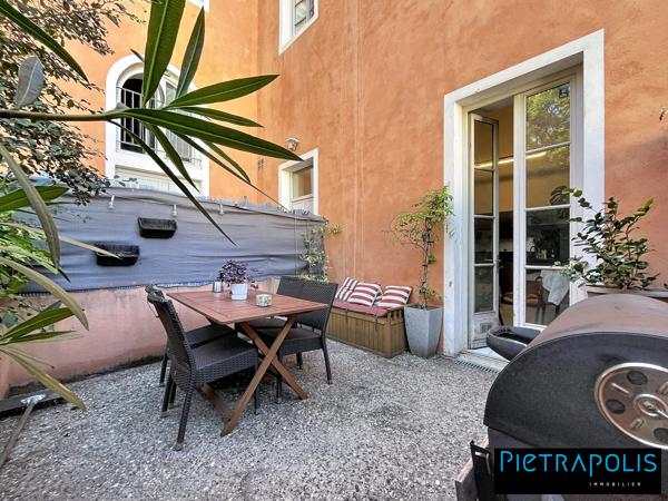Appartement atypique de 100 m² au sol avec terrasse – Jusqu’à 2 chambres