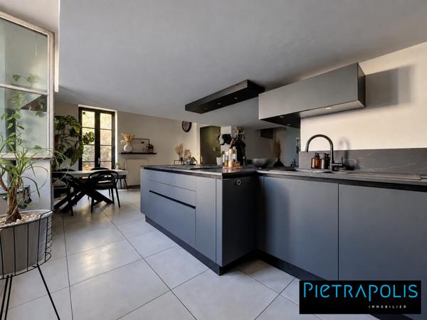 Appartement atypique de 100 m² au sol avec terrasse – Jusqu’à 2 chambres