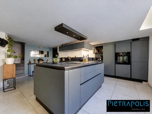 Appartement atypique de 100 m² au sol avec terrasse – Jusqu’à 2 chambres