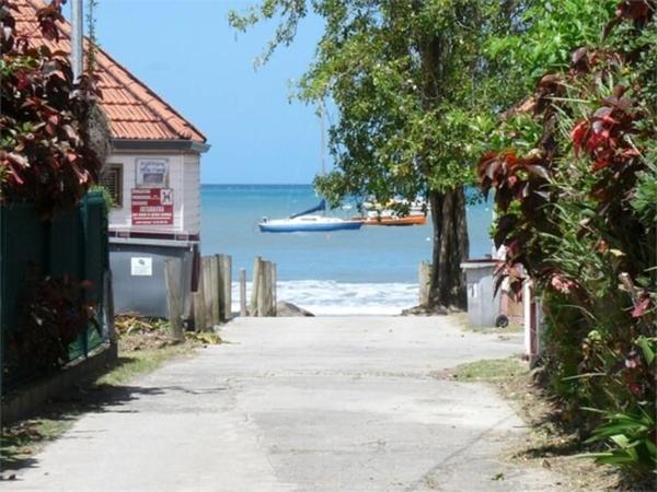 Les Trois-Îlets – Plage à pied - T3 de plain-pied - piscine – 83m2 au sol – Terrain 237m2 (972) - A vendre