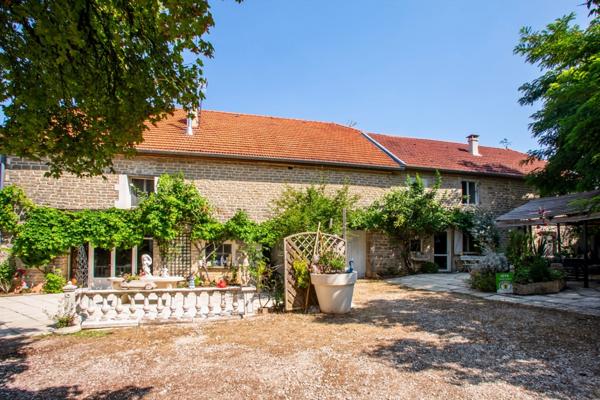 Propriété au calme avec grand terrain