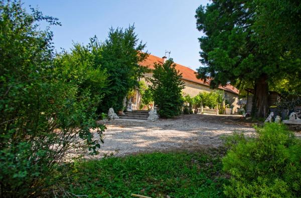 Propriété au calme avec grand terrain
