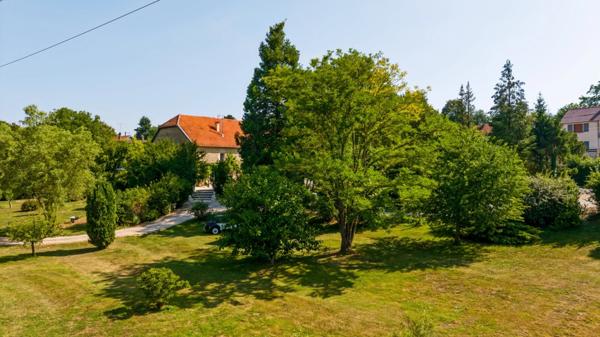 Propriété au calme avec grand terrain