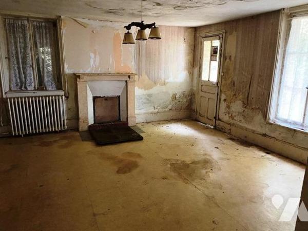 RÂNES, proche commerces, maison à restaurer 