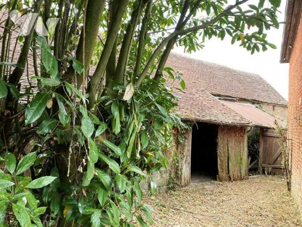 RÂNES, proche commerces, maison à restaurer 