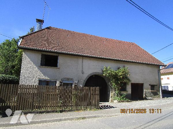 Ancienne Ferme, en partie mitoyenne, composée de 6 pièces ; le tout sur 5 ares env.
