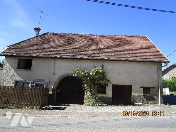 Ancienne Ferme, en partie mitoyenne, composée de 6 pièces ; le tout sur 5 ares env.