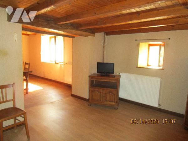 Ancienne Ferme, en partie mitoyenne, composée de 6 pièces ; le tout sur 5 ares env.