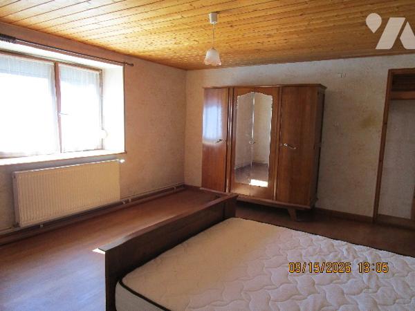 Ancienne Ferme, en partie mitoyenne, composée de 6 pièces ; le tout sur 5 ares env.