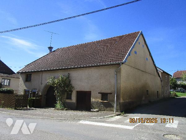 Ancienne Ferme, en partie mitoyenne, composée de 6 pièces ; le tout sur 5 ares env.