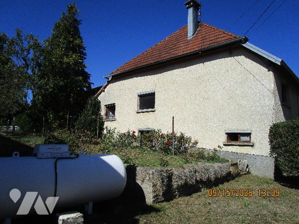 Ancienne Ferme, en partie mitoyenne, composée de 6 pièces ; le tout sur 5 ares env.