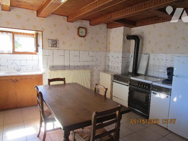 Ancienne Ferme, en partie mitoyenne, composée de 6 pièces ; le tout sur 5 ares env.