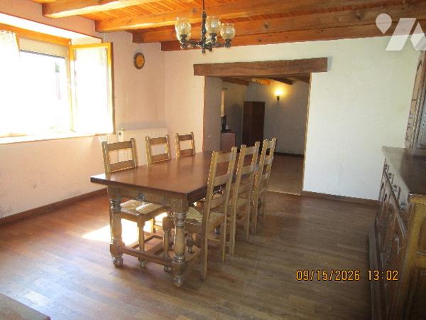 Ancienne Ferme, en partie mitoyenne, composée de 6 pièces ; le tout sur 5 ares env.