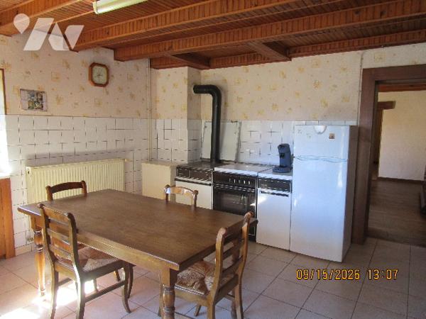 Ancienne Ferme, en partie mitoyenne, composée de 6 pièces ; le tout sur 5 ares env.