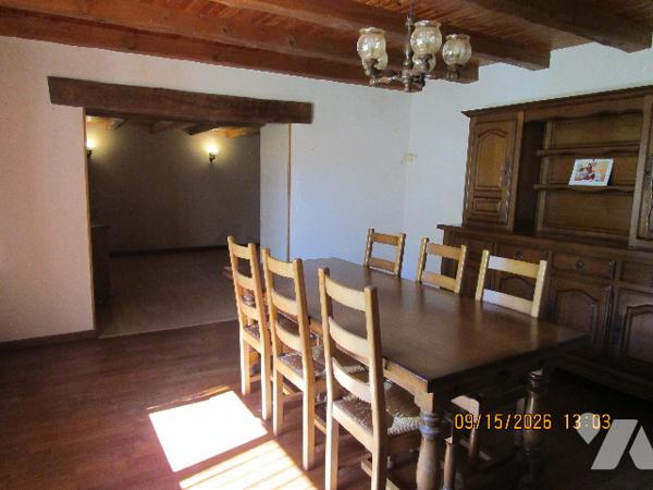 Ancienne Ferme, en partie mitoyenne, composée de 6 pièces ; le tout sur 5 ares env.