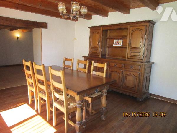 Ancienne Ferme, en partie mitoyenne, composée de 6 pièces ; le tout sur 5 ares env.